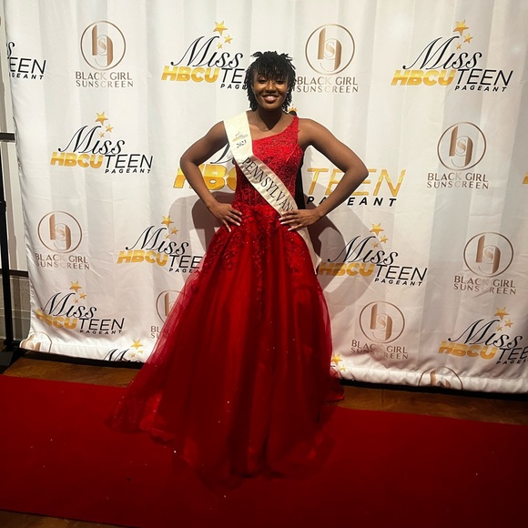 Long red pageant gown with blue iridescent sequins and flower embroidery - Picture 7 of 7